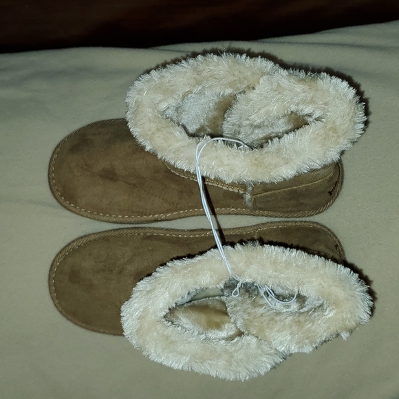 US Sports Booties with Button/Loop Closure & Faux Fur - Picture 5 of 8